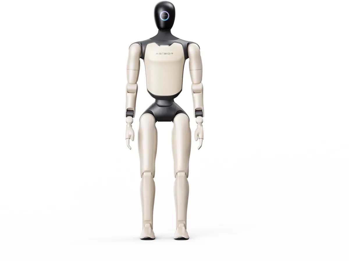 Humanoider Roboter der AGIBOT A-Serie, aufrecht stehend von vorn, heller Körper mit dunklem Kopf und dunklen Gelenken.
