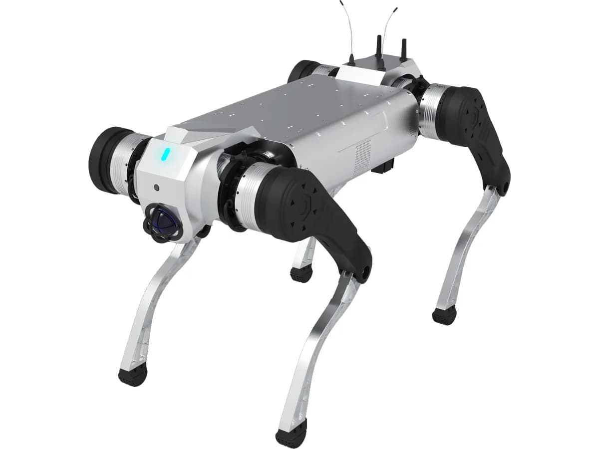 Vierbeiniger Roboter der AGIBOT D-Serie in Dreiviertelansicht, flacher Rumpf mit Kameraeinheit an der Vorderseite und zwei Antennen.