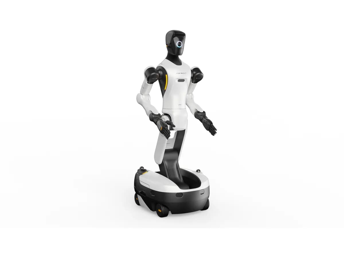 Humanoider Roboter AGIBOT G2 auf einer flachen fahrbaren Basis, Dreiviertelansicht mit ausgestreckten Armen.