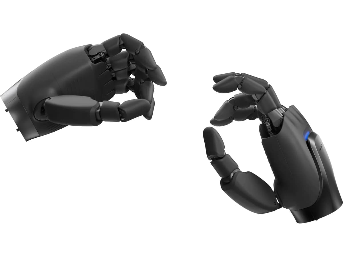 Zwei einander zugewandte Roboterhände AGIBOT OmniHand 12 in dunkler Ausführung, mit gegliederten Fingern.
